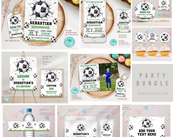 Puede incluir: Un paquete de fiesta con temática de fútbol que incluye invitaciones, etiquetas de agradecimiento y carteles de bienvenida. El diseño presenta un balón de fútbol rompiendo una pared, con el nombre "Sebastian" y detalles de cumpleaños.