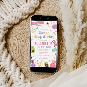 Peut inclure: Un smartphone affiche une invitation colorée pour le 2e anniversaire d'Elizabeth. Le design présente des instruments de musique comme un clavier, une guitare et un violon, avec le texte "Dance, Sing & Play". L'invitation comprend la date, l'heure et le lieu.