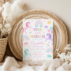 Puede incluir: Una tarjeta de invitación de cumpleaños rectangular con unicornios, arcoíris, nubes, estrellas y globos en tonos pastel. El texto dice: Four ever MAGICAL, JOIN US TO CELEBRATE, Elizabeth's 4TH BIRTHDAY, SATURDAY 23 SEPTEMBER, 1pm to 5:30pm, Elizabeth's House.