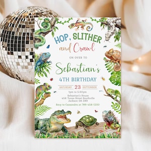 Peut inclure: Une carte d'invitation d'anniversaire rectangulaire avec des illustrations à l'aquarelle de reptiles, dont un serpent vert, un caméléon, une tortue et un alligator. Le texte indique : HOP, SLITHER and Crawl ON OVER TO Sebastian's 4TH BIRTHDAY.