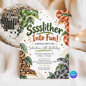 Könnte beinhalten: Eine rechteckige Geburtstagseinladungskarte mit Illustrationen von grünen, orangefarbenen und grauen Schlangen zwischen tropischen Blättern. Der Text lautet Sssslither Into Fun! A Reptile Party for Sebastian's 6th Birthday, inklusive Datum, Uhrzeit und Ort.