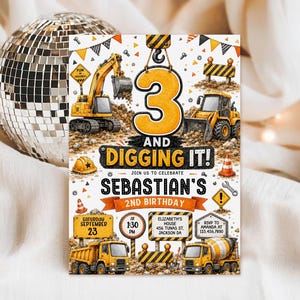 Pode incluir: Um cartão de convite de aniversário retangular com ilustrações de construção, incluindo escavadoras amarelas, camiões basculantes e cones de trânsito. O texto diz 3 AND DIGGING IT! JOIN US TO CELEBRATE SEBASTIAN'S 2ND BIRTHDAY, SEPTEMBER 23.