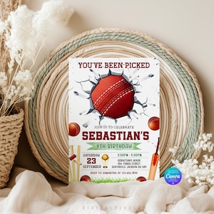 Pode incluir: Um convite de aniversário retangular com uma bola de críquete vermelha atravessando uma parede branca. O texto diz YOU'VE BEEN PICKED, SEBASTIAN'S 8TH BIRTHDAY, SATURDAY 23 SEPTEMBER, 3:00PM-5:00PM, SEBASTIAN'S HOUSE, 456 TUNAS STREET, SOUTHVILLE JACKSON DA 589.