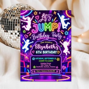 Puede incluir: Una tarjeta de invitación rectangular para fiesta de cumpleaños con un diseño de estilo neón que muestra siluetas de niños saltando, estrellas y corazones. El texto dice Let's JUMP! Birthday Party, Elizabeth's 6TH BIRTHDAY, sábado 23 de septiembre.