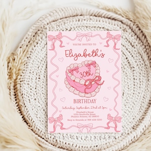 Puede incluir: Una invitaci&oacute;n de cumplea&ntilde;os rosa con una ilustraci&oacute;n de pastel en forma de coraz&oacute;n. El texto dice "30 cumplea&ntilde;os de Elizabeth". El dise&ntilde;o incluye lazos y corazones, sobre un fondo neutro.
