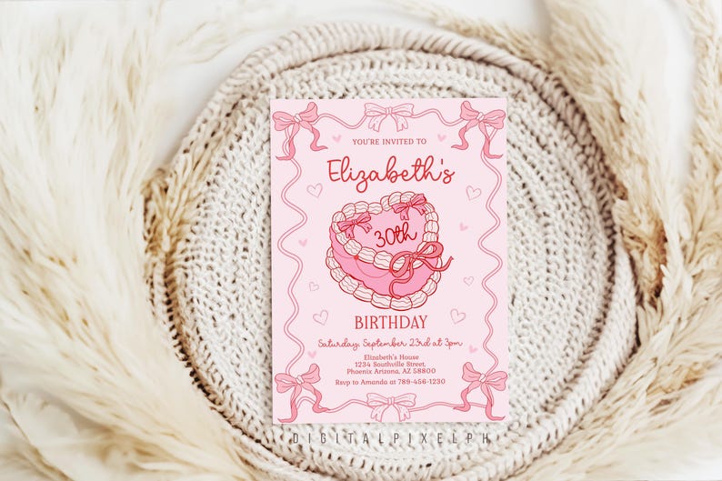 Puede incluir: Una invitaci&oacute;n de cumplea&ntilde;os rosa con una ilustraci&oacute;n de pastel en forma de coraz&oacute;n. El texto dice "30 cumplea&ntilde;os de Elizabeth". El dise&ntilde;o incluye lazos y corazones, sobre un fondo neutro.