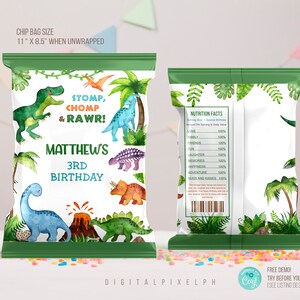 Peut inclure: Un sac de chips vert et blanc sur le thème des dinosaures. Le sac présente un motif aquarelle avec des dinosaures, des palmiers et un volcan. Le texte sur le sac est "Stomp, Chomp & Rawr!" et "Matthew's 3rd Birthday". Le sac mesure 28 cm par 21,5 cm une fois déballé.