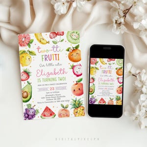Puede incluir: Una colorida invitación de cumpleaños con el texto "two-tti FRUTTI" y "¡Elizabeth cumple dos años!" rodeada de ilustraciones de frutas sonrientes. Un smartphone muestra el mismo diseño. La invitación incluye detalles del evento.