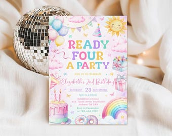 Peut inclure: Une carte d'invitation d'anniversaire rectangulaire avec des illustrations pastel de ballons, un soleil souriant, un arc-en-ciel, des cadeaux et un gâteau avec deux bougies. Le texte indique READY FOUR A PARTY, JOIN US TO CELEBRATE et les détails.