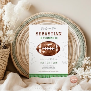 Puede incluir: Una tarjeta de invitación de cumpleaños rectangular con un gráfico de balón de fútbol americano en acuarela marrón, texto en verde y marrón que dice It's Game Time SEBASTIAN IS TURNING 10, detalles del evento y un campo verde.