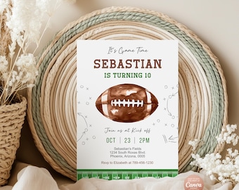 Könnte beinhalten: Eine Geburtstagseinladung mit Football-Motiv, die den Text "It's Game Time" und "Sebastian wird 10" enthält. Die Einladung zeigt eine Aquarell-Illustration eines Footballs und Veranstaltungsdetails. Der Hintergrund umfasst einen gewebten runden Platzdeckchen und dekorative Elemente.