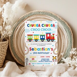 Könnte beinhalten: Eine farbenfrohe Geburtstagseinladung mit einer Zugillustration. Der Text lautet "Chugga Chugga Choo Choo!" und kündigt "Sebastians 2. Geburtstag" an. Details umfassen Datum, Uhrzeit und Ort.