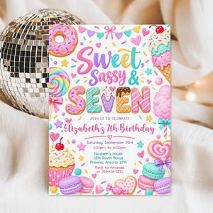 Pode incluir: Um cartão de convite de aniversário retangular com ilustrações coloridas de donuts, sorvetes, pirulitos e macarons. O texto diz Sweet, Sassy & Seven, Elizabeth's 7th Birthday, Saturday, September 23rd, 1:30pm to 4:00pm, Elizabeth's House, 1234 South Roxas, Phoenix, Arizona 1234, RSVP to Amanda at 789-456-1230.