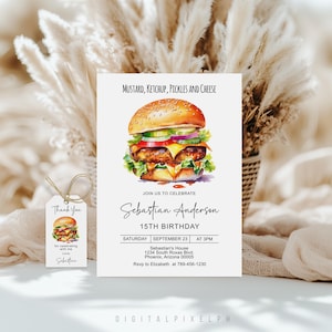 Op de afbeelding: Een witte uitnodigingskaart en een bijpassend label tonen een aquarelillustratie van een hamburger met de tekst "Mustard, Ketchup, Pickles and Cheese". De uitnodiging luidt "Join us to celebrate Sebastian Anderson 15th Birthday."