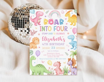 Peut inclure: Une carte d'invitation d'anniversaire rectangulaire avec des dinosaures en dessin animé, un arc-en-ciel et des ballons. Le texte indique : ROAR INTO FOUR, STOMP OVER TO CELEBRATE, Elizabeth's 4TH BIRTHDAY, SATURDAY 23 SEPTEMBER, 1pm to 5:30pm, Sebastian's House, 456 Tunus Street Southville, Jackson DA 589, Rsvp to Cassandra at 789-456-1230.