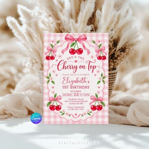 Op de afbeelding: Een rechthoekige verjaardagsuitnodigingskaart met een roze en wit gingham-achtergrond. Het ontwerp bevat rode kersen, roze strikken en kleine bloemen die de tekst omlijsten: She's the Cherry on Top, Elizabeth's 1st Birthday, September 23.