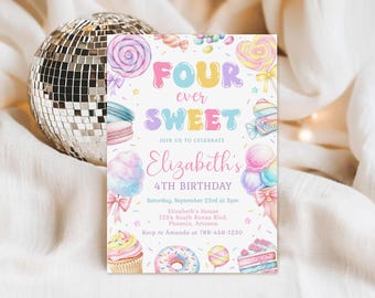 Puede incluir: Una colorida invitación de cumpleaños con el texto "FOUR ever SWEET" en letras de burbujas. La invitación presenta ilustraciones de caramelos, piruletas y postres. Incluye el nombre "Elizabeth's" y detalles para su 4º cumpleaños.