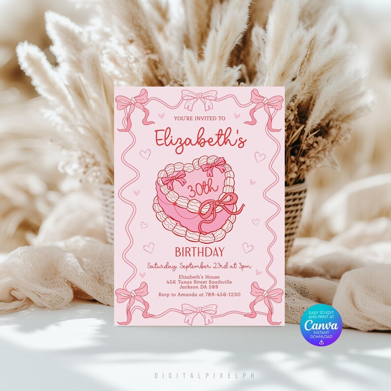 Puede incluir: Una invitaci&oacute;n de cumplea&ntilde;os rosa con un pastel en forma de coraz&oacute;n con un lazo y el texto "30th". La invitaci&oacute;n incluye el texto "Est&aacute;s invitado/a al cumplea&ntilde;os de Elizabeth" y detalles del evento. Lazos y corazones decorativos enmarcan el texto.