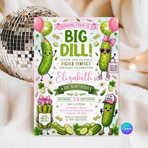 Może przedstawiać: Prostokątne zaproszenie na urodziny z zielonymi postaciami ogórków, różowymi balonami i tekstem Turning Four Is A Big Dill, Elizabeth's 4th Birthday oraz innymi szczegółami wydarzenia. Projekt zawiera ilustracje ogórków w słoiku.