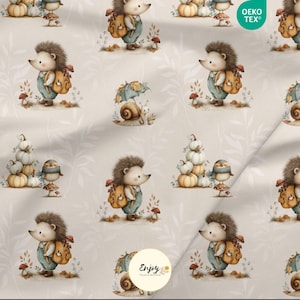 Può includere: Motivo ripetuto con adorabili ricci di cartoni animati con salopette e zaini, insieme a zucche, funghi e una lumaca con un ombrello. Il design ha uno sfondo morbido e neutro con motivi di foglie, creando un tema autunnale stravagante.