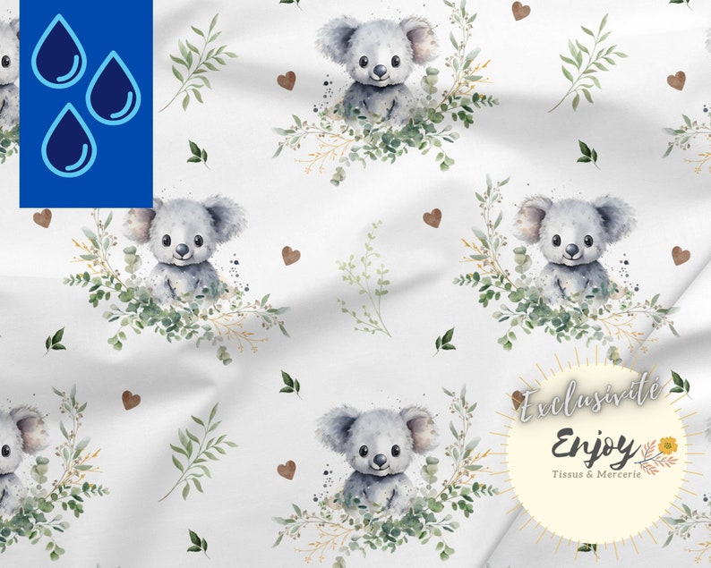 K&ouml;nnte beinhalten: Wei&szlig;er Stoff mit einem sich wiederholenden Muster aus Aquarell-Koala-B&auml;ren, umgeben von gr&uuml;nen Bl&auml;ttern und braunen Herzen. Der Text "Exclusive Enjoy Tissus & Mercerie" befindet sich in einem Kreis unten rechts im Bild.