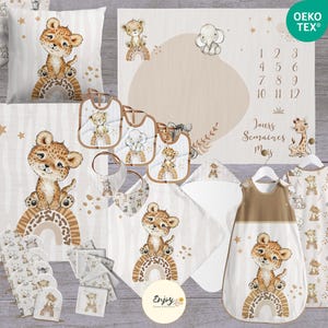 Puede incluir: Una colección de artículos para bebés con temática de safari. Los artículos incluyen una almohada, baberos, una manta, una toalla con capucha, un saco de dormir y paños. Cada artículo presenta un lindo cachorro de leopardo sentado en un arcoíris.
