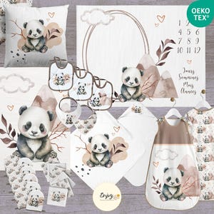 Op de afbeelding: Een set babyartikelen met een pandabeerontwerp. De set bevat een kussen, een deken, een slab, een spuugdoek, een swaddle en een groeicart. De artikelen zijn allemaal wit met bruine en beige accenten. De pandabeer is bruin en wit met zwarte ogen en een roze neus. De groeicart heeft een bergketenontwerp en de tekst "Dagen Weken Maanden Jaren".