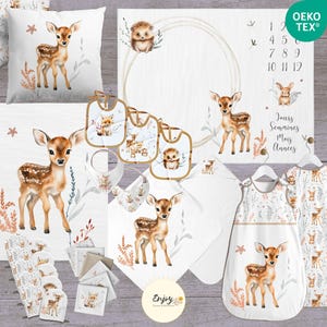 Op de afbeelding: Een set babykamerdecoratie met een bos-thema met een hertjesontwerp. De set bevat een ledikantlaken, een swaddle-deken, een groeidiagram, een spuugdoek en slabben. De items zijn allemaal wit met een aquarel hertjesontwerp en groen gebladerte.