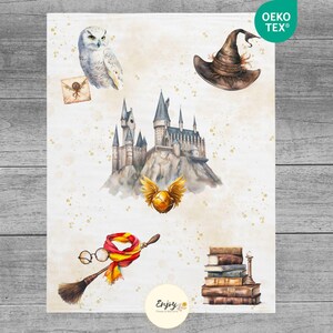 Peut inclure: Une illustration aquarelle d'un château de Poudlard avec un vif d'or, un hibou blanc, un chapeau de sorcière, un balai, une écharpe et une pile de livres. L'image a un fond blanc avec des paillettes dorées.
