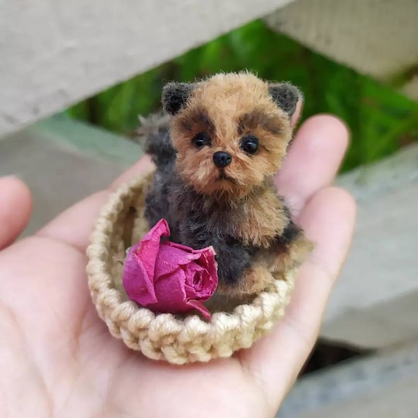 Miniature réaliste Yorkie Yorkshire terrier ooak portrait de chien peluche poupée animal de compagnie ami maison de poupée miniature artiste ukrainien fait à la main