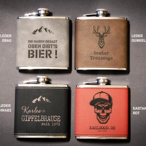 Könnte beinhalten: Vier verschiedene Flachmänner mit verschiedenen Designs und Farben. Die Flachmänner sind aus Metall und haben eine Lederhülle. Die Designs beinhalten Berge, ein Reh, einen Totenkopf und einen Berg mit dem Text "Karles Gipfelbrause seit 1985".