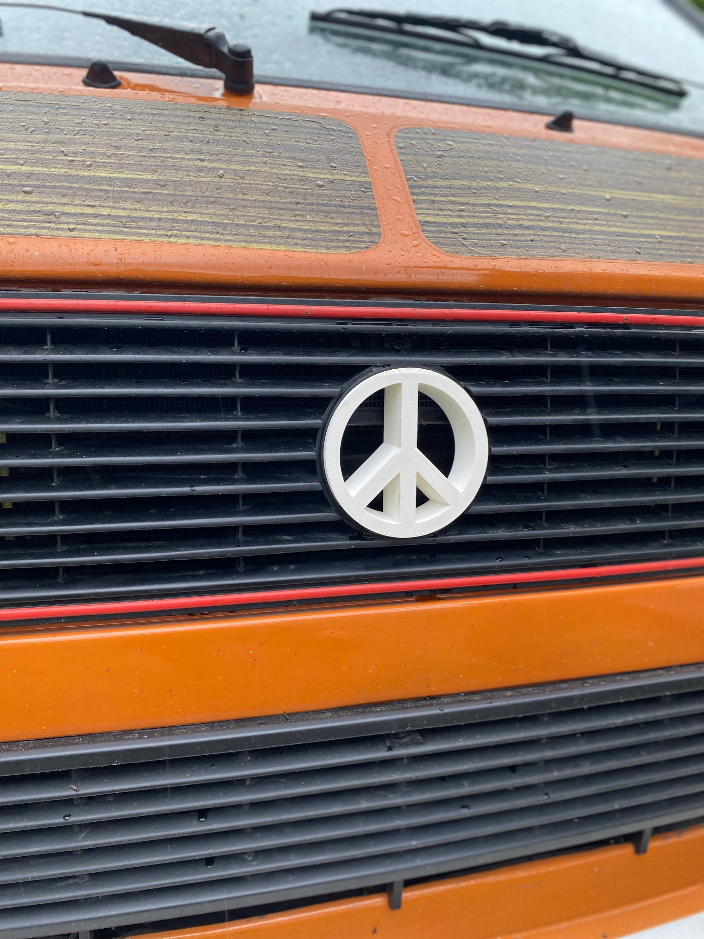 VW-Emblem auf Kühlergrill des Volkswagen Fahrzeug Aufkleber Stockfotografie  - Alamy
