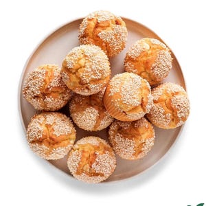 Può includere: Vista dall'alto di un piatto beige pieno di muffin appena sfornati. I muffin sono dorati e generosamente ricoperti di semi di sesamo. Il piatto è rotondo e ha un bordo leggermente rialzato, su sfondo bianco.
