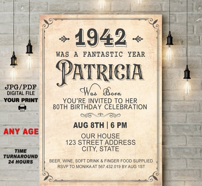 Puede incluir: Una invitaci&oacute;n de fiesta de cumplea&ntilde;os de estilo vintage para Patricia por su 80 cumplea&ntilde;os. La invitaci&oacute;n presenta un fondo marr&oacute;n con un borde blanco y un texto que dice "1942 fue un a&ntilde;o fant&aacute;stico Patricia naci&oacute; Est&aacute;s invitado a su celebraci&oacute;n de cumplea&ntilde;os n&uacute;mero 80 Aug 8th | 6 PM Nuestra casa 123 Street Address City, State Cerveza, vino, bebidas sin alcohol y comida para picar se proporcionan RSVP a Monika al 567.432.019 antes del 1 de agosto".