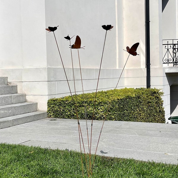 Décor de jardin de piquets de plante en métal de papillon ou de libellule - accessoires de jardin artisanaux - sculpture d'extérieur rustique - meubles de jardin en métal rouillé