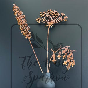 Bukiet kwiatów z rdzawego metalu: paproć, pietruszka zwyczajna, paliki do kwiatów dzwonka