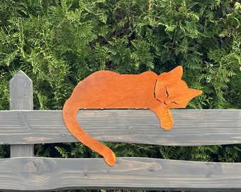 Decorazione per recinzione da giardino con silhouette di gatto assonnato, arte felina in metallo arrugginito, ornamento per cortile esterno