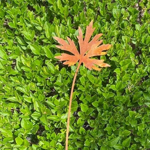 Geranium Leaf - Cranesbills Flower - Rusted Metal Plant Stake - Home and Garden Rusty Ornament - Metal Garden Art Decor - Design Gift