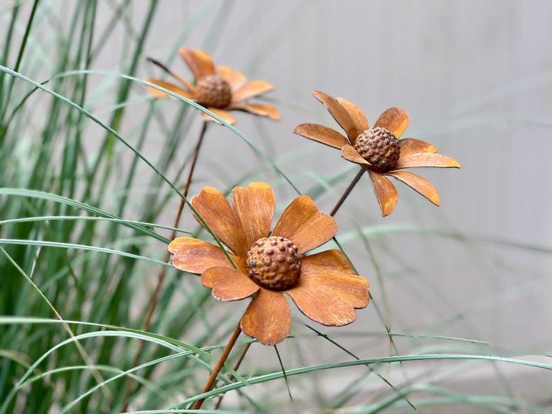 3D Chamomile-Daisy Metal Sculpture Rusty Garden Stake Rusted Flower Yard Decor Outdoor Garden Art image 1