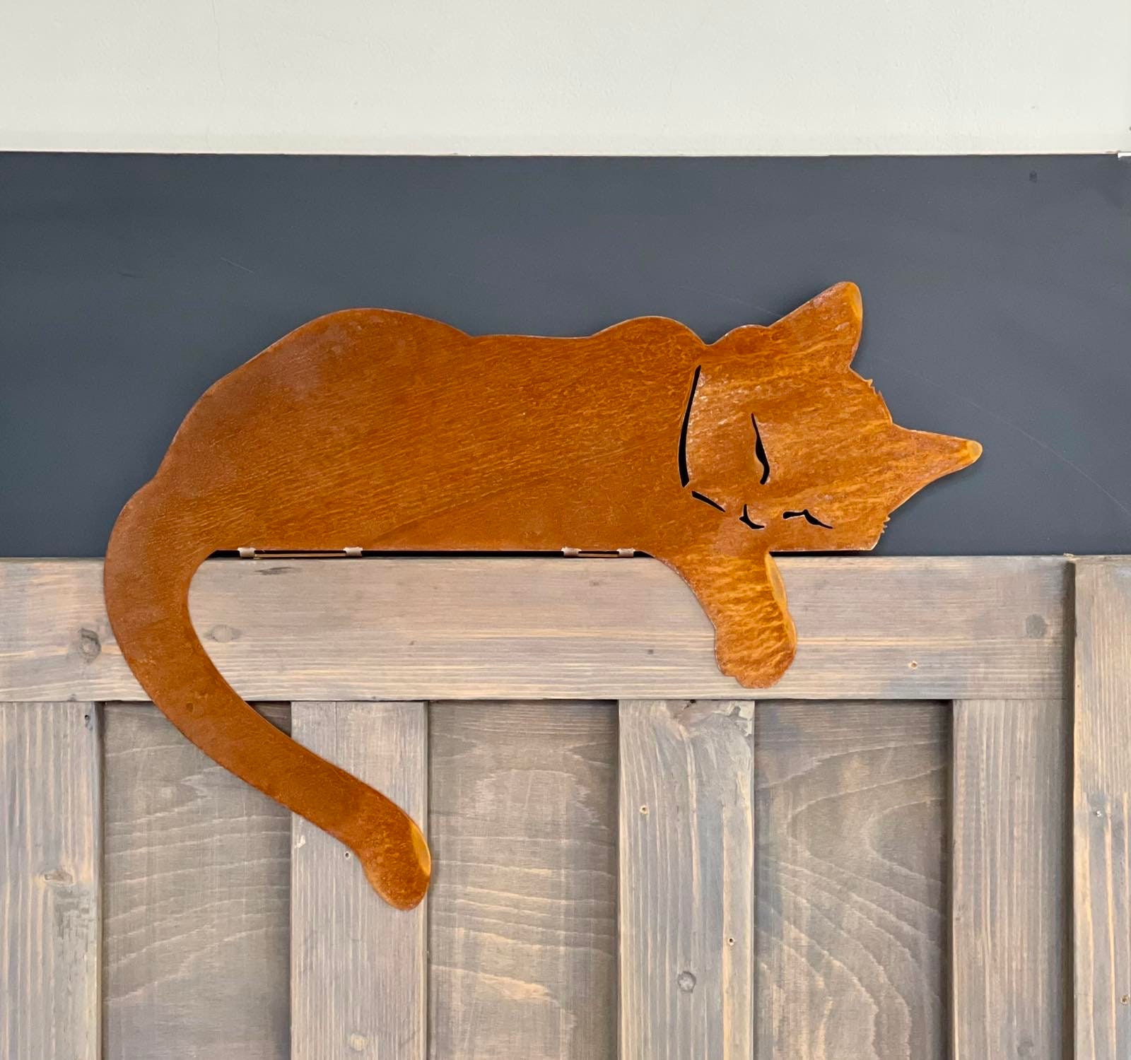 Decorazione Da Giardino In Metallo Arrugginito – Gatto Snello Con Coda Riccia – Sagoma 42,5x18 Cm Per Recinzione E Parete