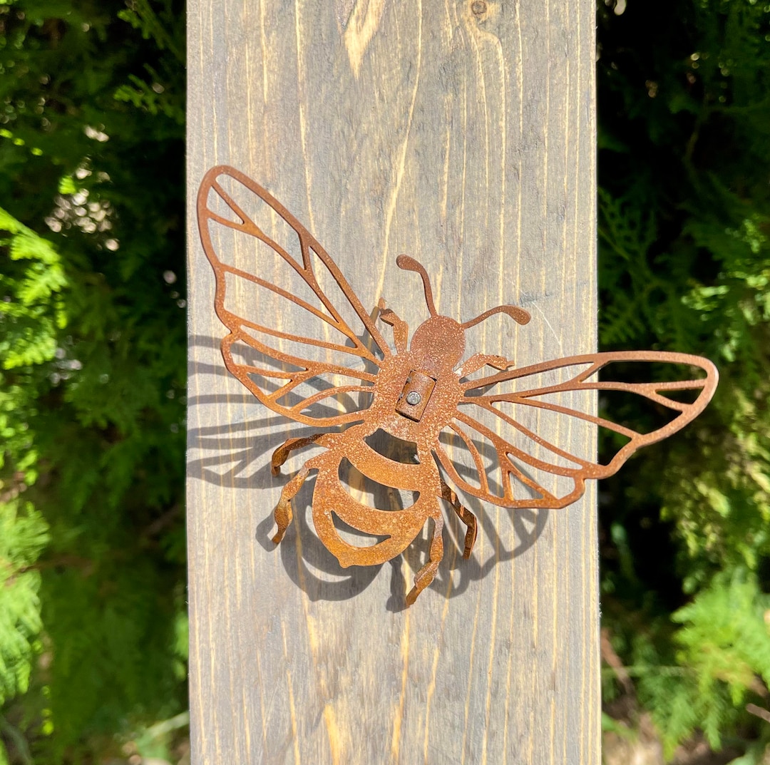 Cute Bee Yard Sculpture Rusty Metal Art for Garden Decor Plant Pot