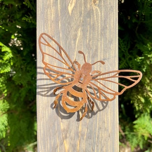 Cute Bee Yard Sculpture - Rusty Metal Art for Garden Decor - Plant Pot Stake - Rusted Metal Garden Animal - Metal Figurine Garden Furniture
