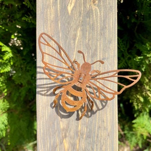 Bonita escultura de abeja para jardín: arte de metal oxidado para decoración de jardín, estaca para maceta, animal de jardín de metal oxidado, figurita de metal para muebles de jardín