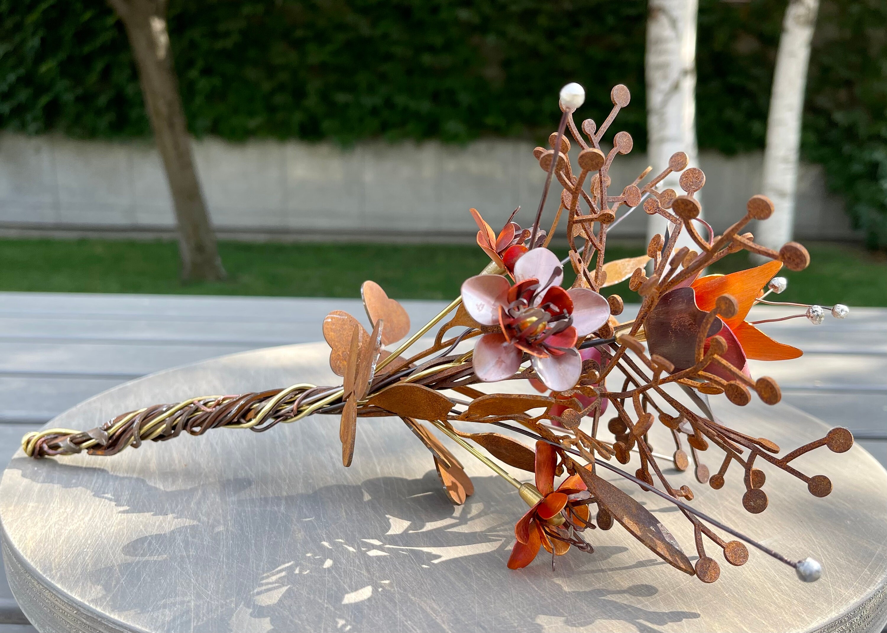 錆びた金属の花束彫刻：素朴なホームデコレーションアート - Etsy 日本