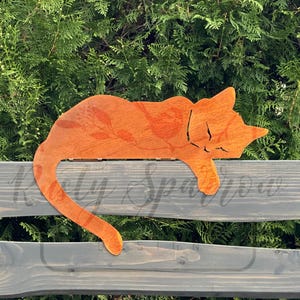 眠そうな猫のシルエットのガーデンフェンス装飾 - 錆びた金属製の猫のアート - 屋外用庭飾り