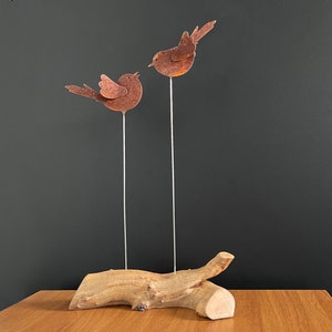 Oiseaux en métal rouillé sur une branche d&#39;arbre - Décoration rustique pour la maison et le jardin - Ornement d&#39;étagère