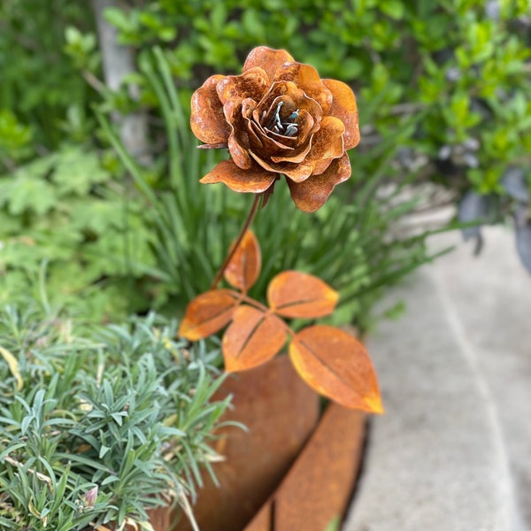 Rusty Rose Sculpture - Flower Plant Stake - Home and Garden Decor Ornament - Metal Garden Art Furniture - Plant Pot Decor