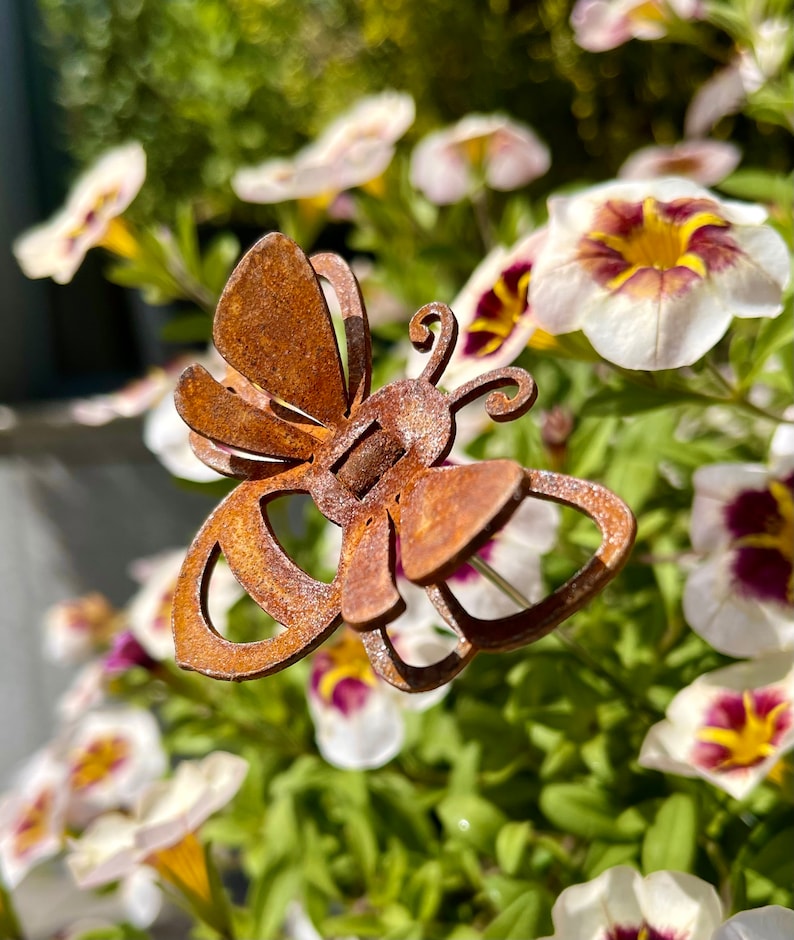 Rusty Metal Bee Plant Stake Rustic Yard Decor Sculpture Artistic Touch for Garden Plant Pot Accents Exterior Metal Garden Ornament image 9