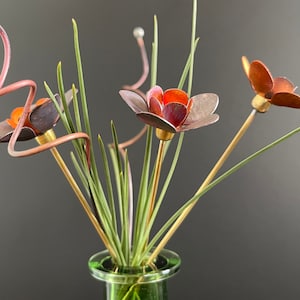 Escultura de flores de cobre y latón para interiores - Arte metálico único - Arte floral - Decoración del hogar - Detalles de diseño de interiores - Regalo de aniversario