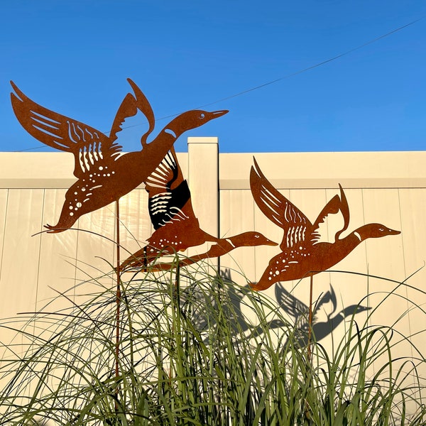 Rustieke vliegende wilde eend - verroeste metalen wilde eend tijdens de vlucht - tuinplantstaak - metalen tuinkunstornament - rustiek tuinbeeld